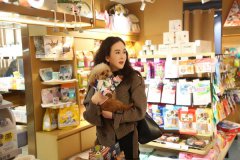 刘竞浪漫冬日现身宠物店，既可爱萌趣又温馨美好