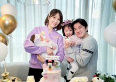 王祖蓝官宣二胎得女，老婆李亚男为大女儿庆生，月子期着短裙秀美腿令人生羡