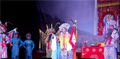青年戏曲演员谢彦巧率河南豫剧院青年团回到家乡汇报演出